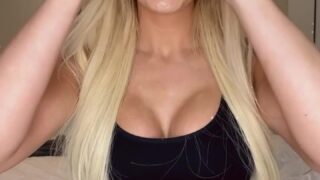 scarlettkissesxo strip tease video