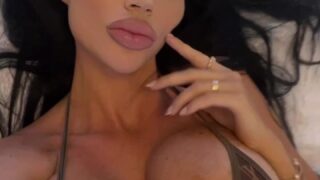 yvonne bar nude photo