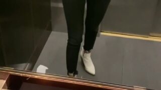 Cuteeassabutton enjoys deep toe sucking in foot fetish session