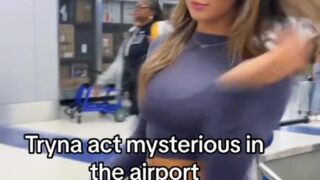 Tits bouncing while Spicylittlebunny rides slow in reverse cowgirl