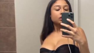 Alessiasaysso squirting pussy leak