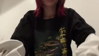 Gamer girl JOI video leak where Noemiexlili strokes while teasing