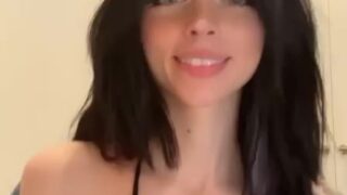 Late-night flashing – Noemiexlili pulls down panties mid crosswalk