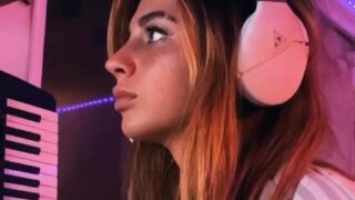 Public flash – Noemiexlili pulls panties aside at crosswalk