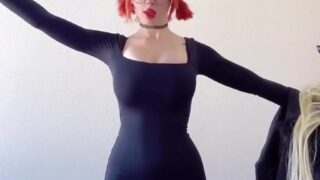 Noemiexlili spreads toes and rubs lube on them while moaning