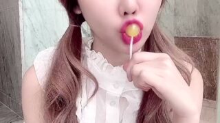 Jenna Chew scissoring with moaning brunette until orgasm