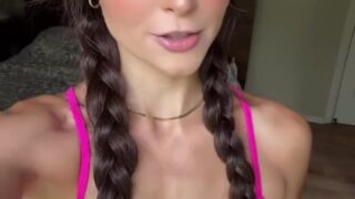 morekendallbeck squirts while getting pussy licked