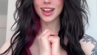 Noemiexlili exposes pussy in elevator and strokes her clit