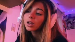 Intimate raw sex – Noemiexlili whispers and holds tight while cumming