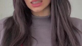 Caught naked outdoors – Noemiexlili laughs and keeps fingering