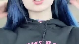 POV car sex – Noemiexlili rides in back seat during traffic