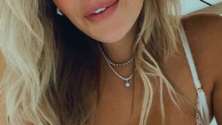 Corrina kopf gives risky blowjob inside changing stall