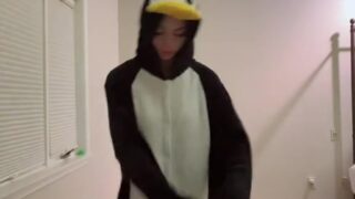 Caught in car – Noemiexlili fingers herself in traffic