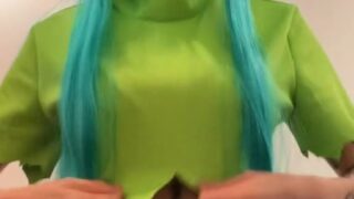 Noemiexlili in pink wig takes it deep while in character