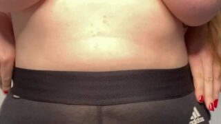 Naked and dripping – Angelrat96 fucks herself with a toy until she squirts all over the bed