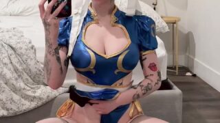 Caught flashing – Noemiexlili bends over on hiking path