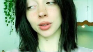 Late night flashing – Noemiexlili moaning quietly under streetlight