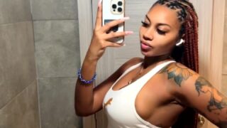 MerMaix finger fucks herself until she screams